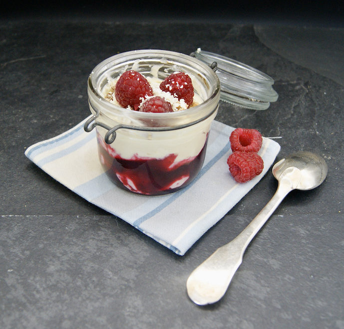 Trifle aux fruits rouges, mascarpone et chocolat blanc en pot