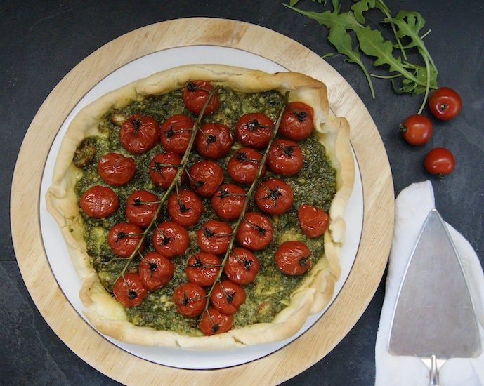 Tarte aux tomates confites et pesto de roquette