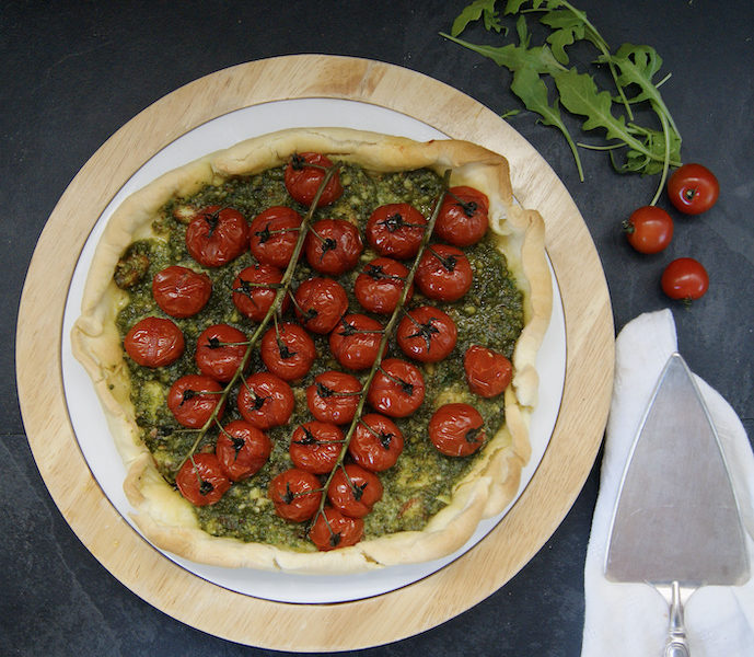 Tarte aux tomates confites et pesto de roquette
