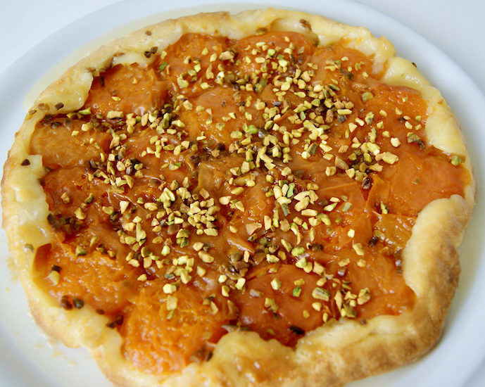 Tarte tatin à l’abricot et pistaches