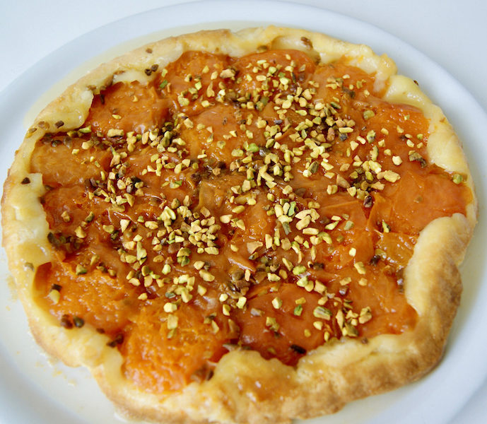 Tarte tatin à l’abricot et pistaches