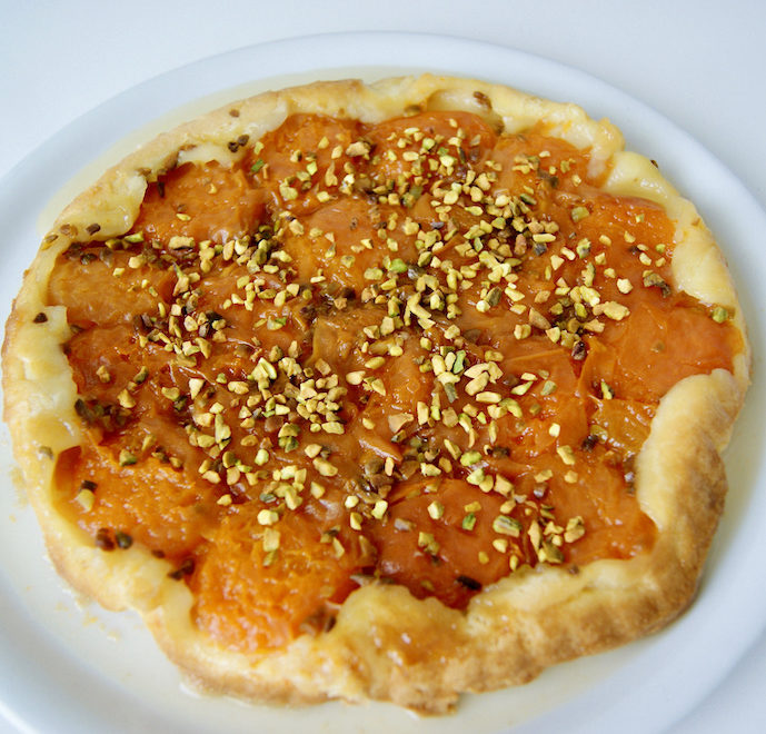 Tarte tatin à l’abricot et pistaches