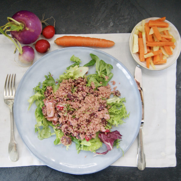 Salade de quinoa, betterave rouge, carotte, radis et sauce au tahin