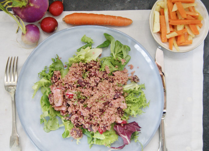 Salade de quinoa, betterave rouge, carotte, radis et sauce au tahin
