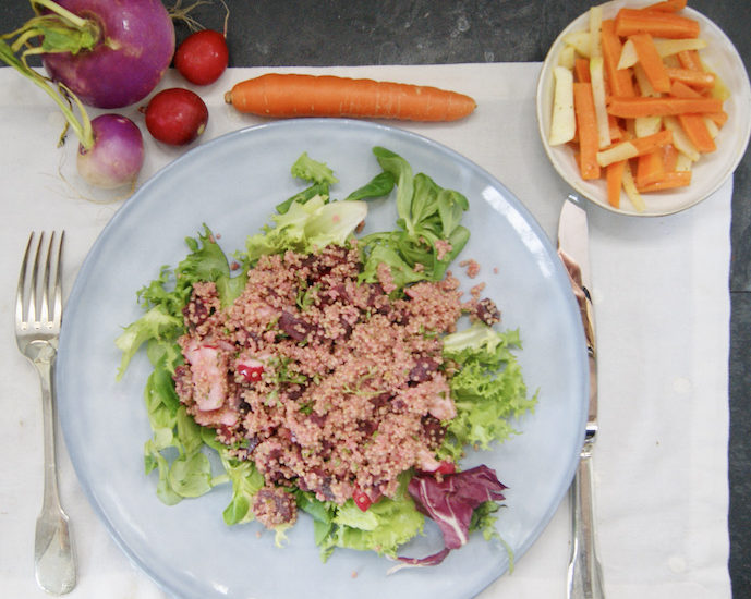 Salade de quinoa, betterave rouge, carotte, radis et sauce au tahin
