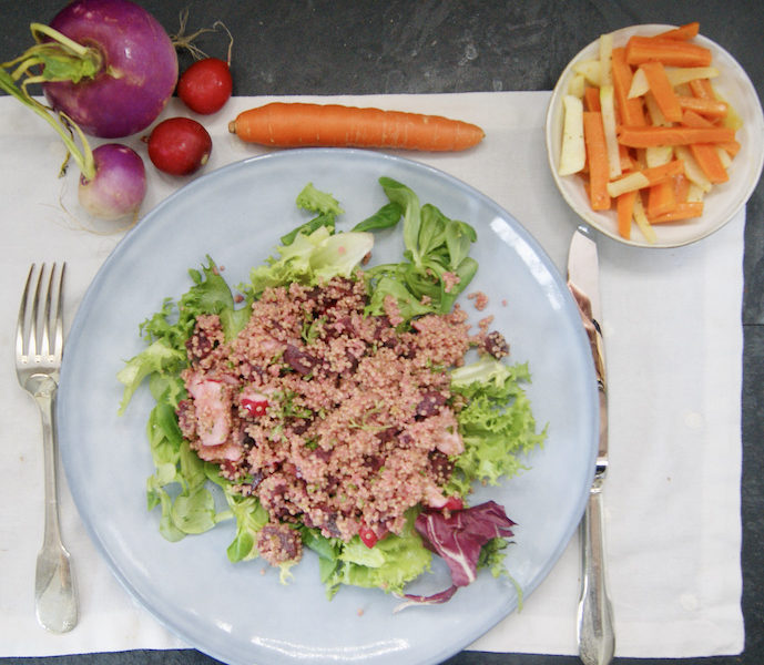 Salade de quinoa, betterave rouge, carotte, radis et sauce au tahin