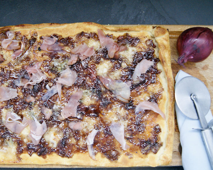 Pizza au roquefort, confit d’oignons rouges et coppa