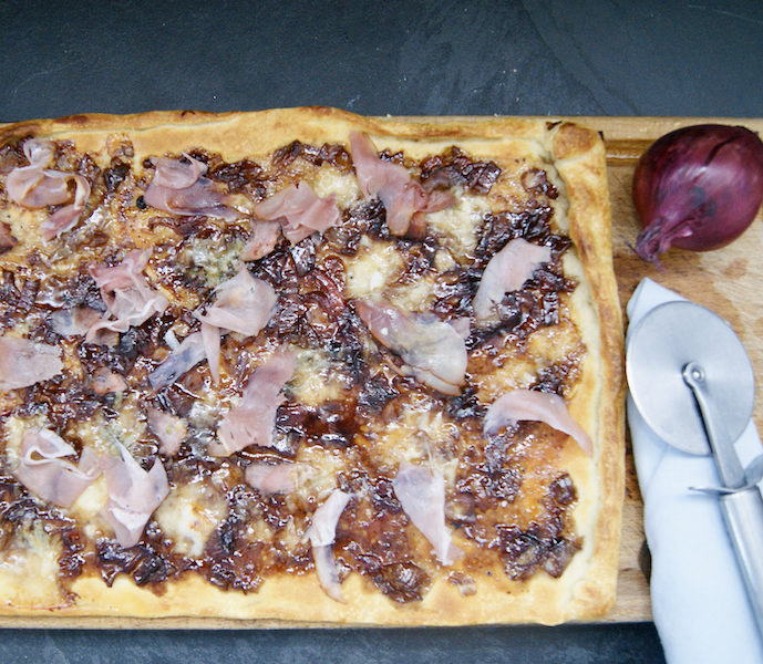 Pizza au roquefort, confit d’oignons rouges et coppa