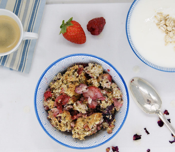 Porridge aux petits fruits et à la noix de coco