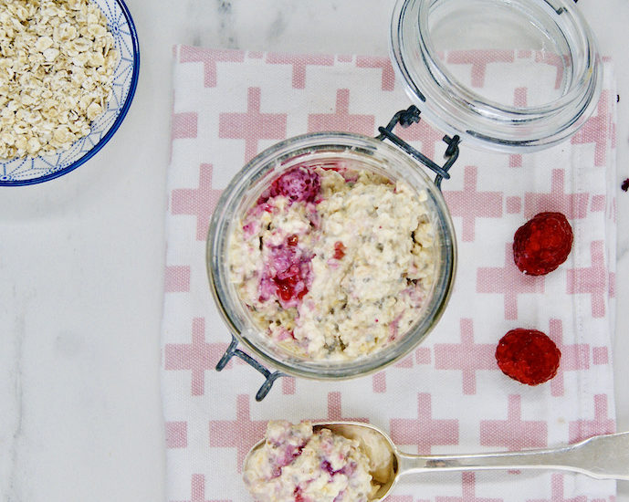 Overnight porridge au yaourt, sirop d’érable et framboises