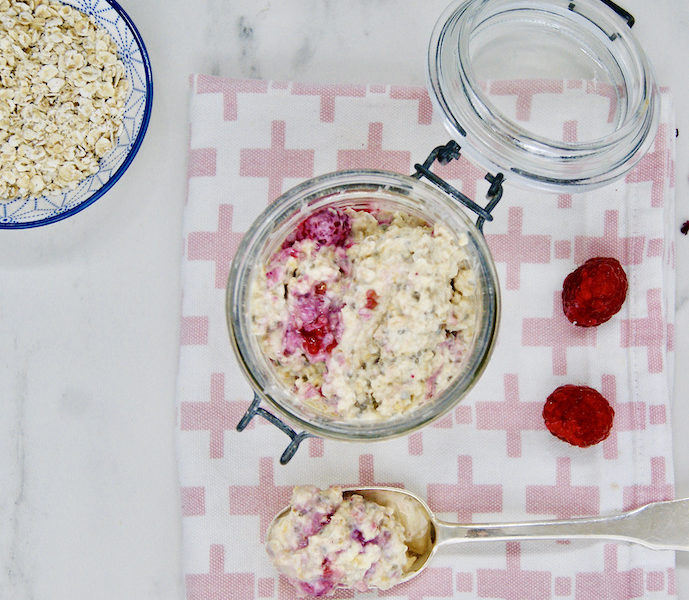 Overnight porridge au yaourt, sirop d’érable et framboises