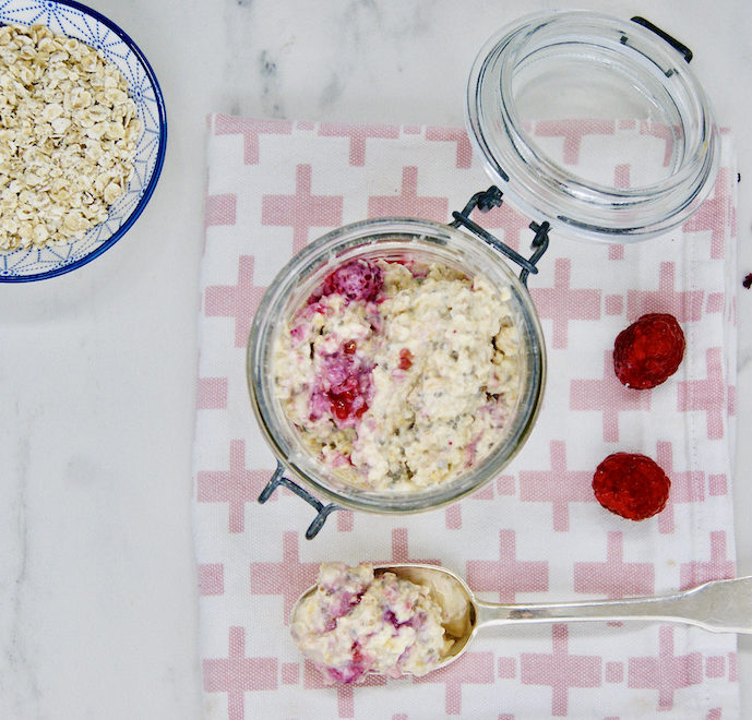 Overnight porridge au yaourt, sirop d’érable et framboises