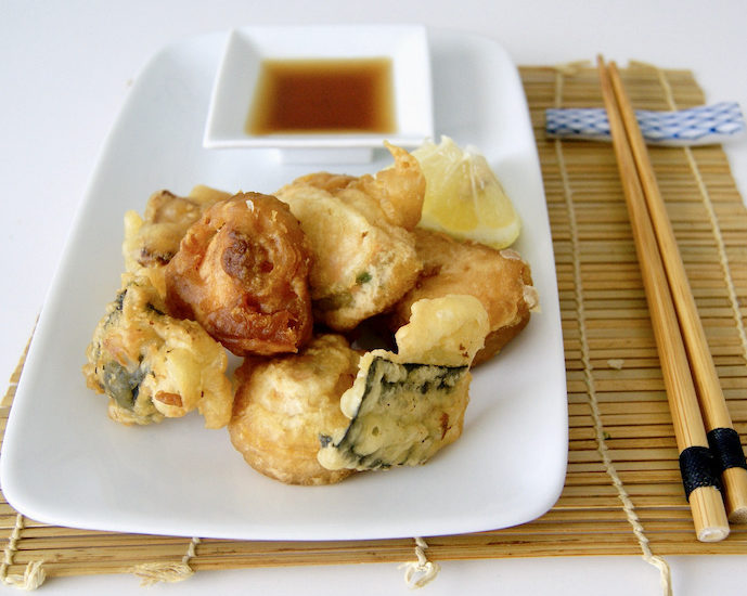 Tempura de patates douces, carottes et oignons rouges