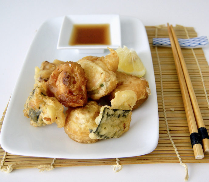 Tempura de patates douces, carottes et oignons rouges
