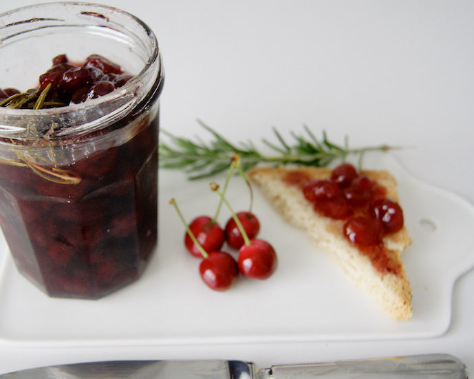 Confiture de cerises au romarin