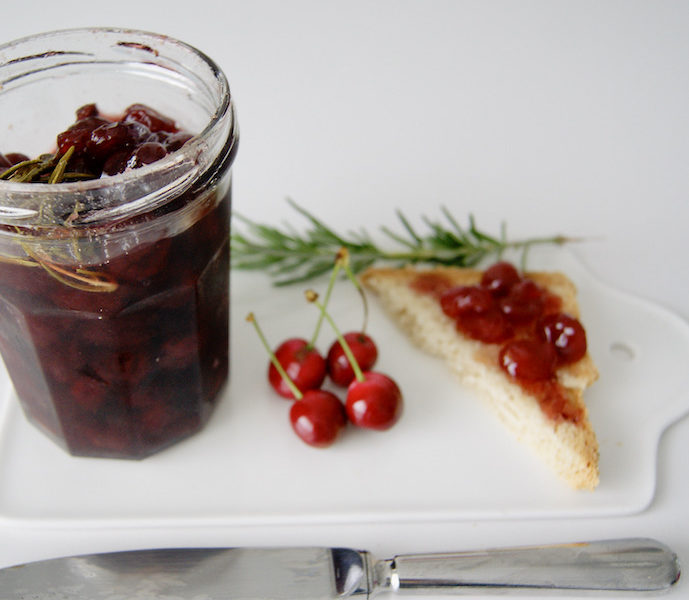Confiture de cerises au romarin