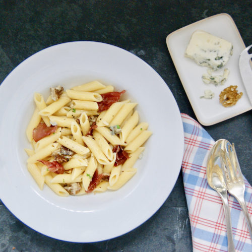 Penne au roquefort, noix et viande de Grisons