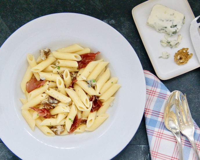 Penne au roquefort, noix et viande de Grisons