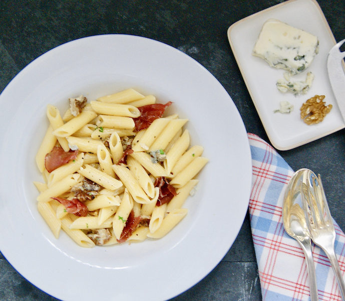 Penne au roquefort, noix et viande de Grisons