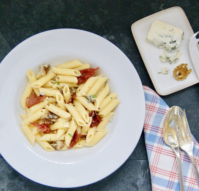 Penne au roquefort, noix et viande de Grisons