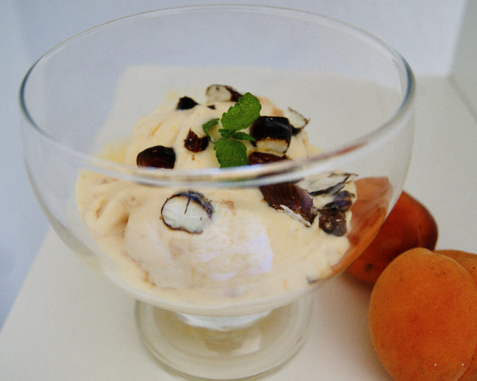 Glace abricot aux éclats d’amandes croquants