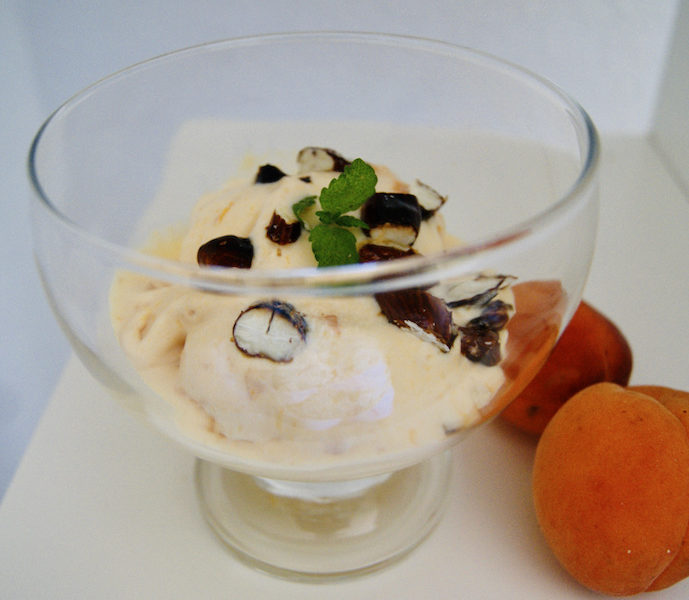 Glace abricot aux éclats d’amandes croquants