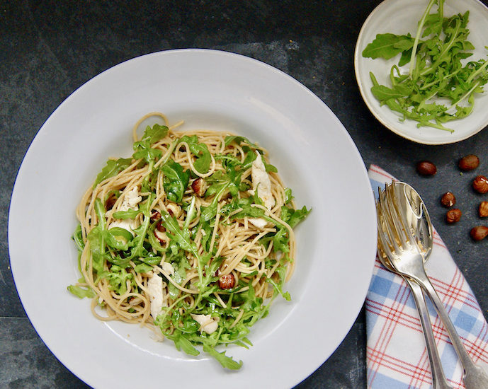 Salade de linguine à la roquette, poulet et noisettes