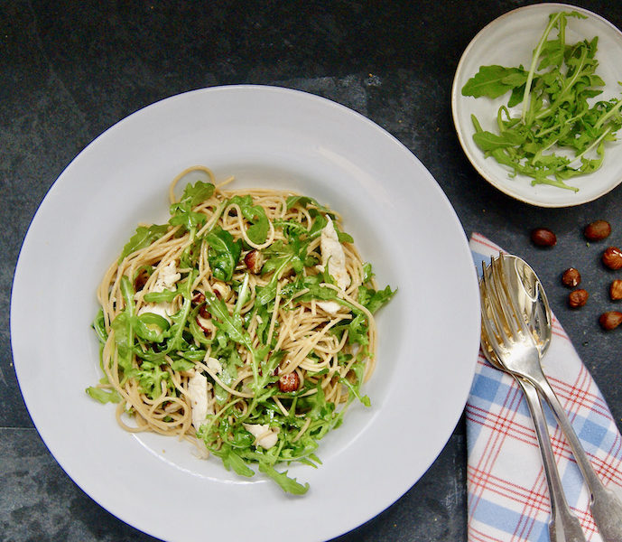 Salade de linguine à la roquette, poulet et noisettes