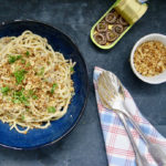 Spaghetti aux oignons caramélisés, anchois et chapelure parfumée à l’ail