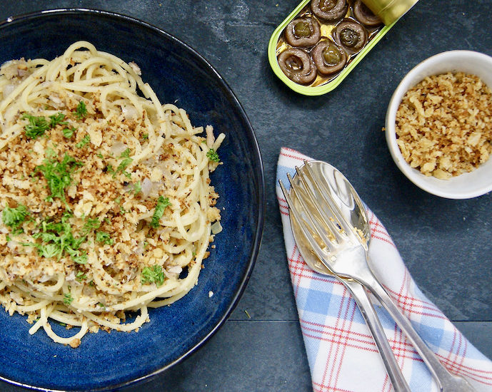 Spaghetti aux oignons caramélisés, anchois et chapelure parfumée à l’ail