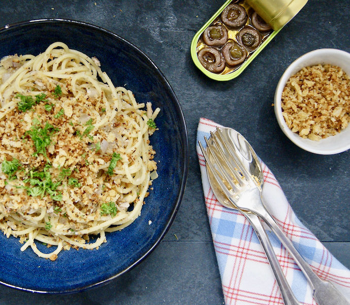 Spaghetti aux oignons caramélisés, anchois et chapelure parfumée à l’ail