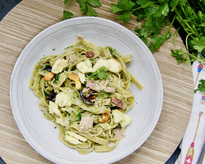 Salade de pâtes au thon et au pesto