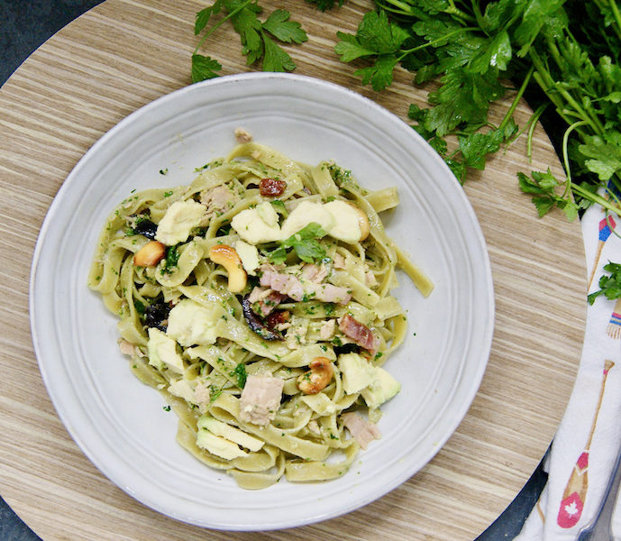 Salade de pâtes au thon et au pesto