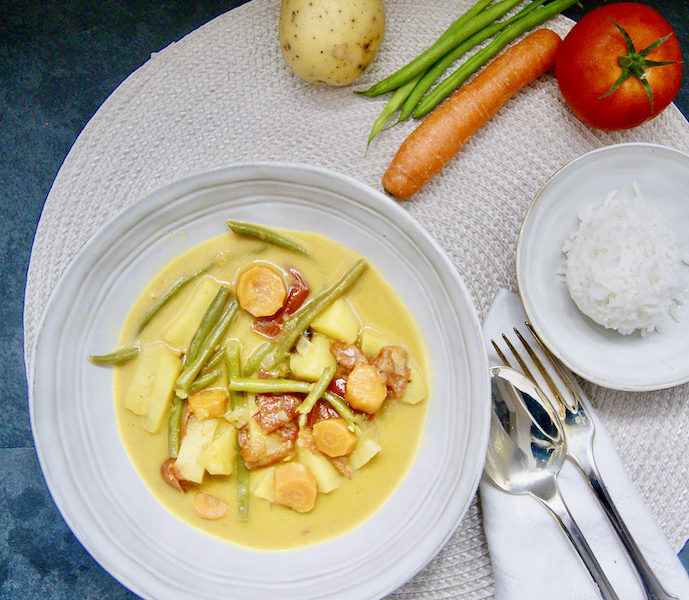 Curry aux haricots verts, petits pois et carottes