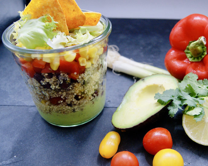 Salade mexicaine en pot, salsa à l’avocat