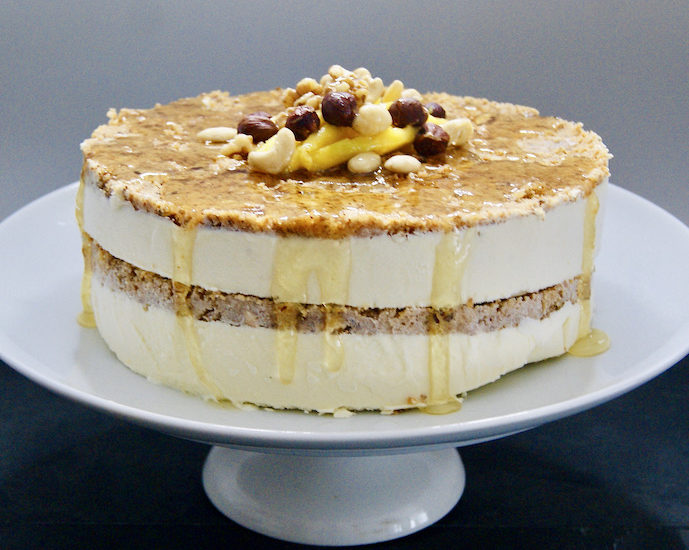 Gâteau glacé à la noix de coco, mangue et noix