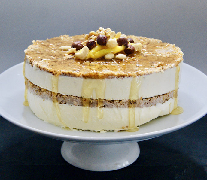 Gâteau glacé à la noix de coco, mangue et noix