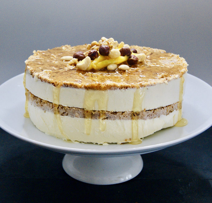 Gâteau glacé à la noix de coco, mangue et noix