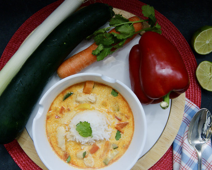 Soupe-repas de poulet au curry