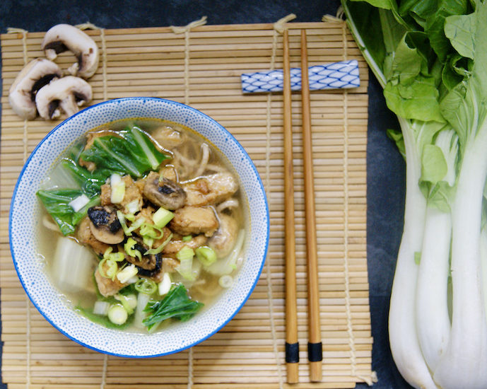 Soupe-repas de nouilles au pak choï et tofu mariné