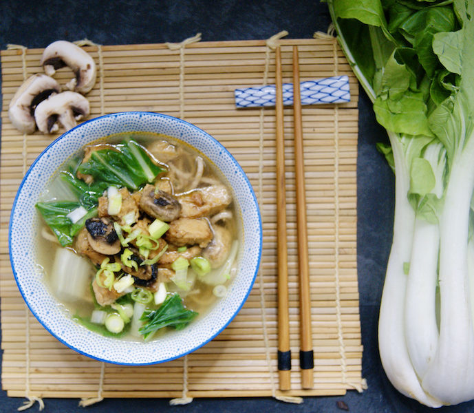 Soupe-repas de nouilles au pak choï et tofu mariné