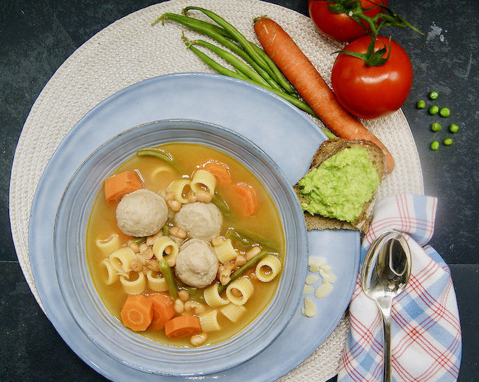 One-pot minestrone aux boulettes et pesto de petits pois