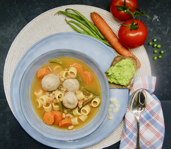 One-pot minestrone aux boulettes et pesto de petits pois