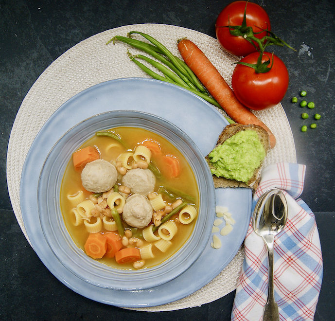 One-pot minestrone aux boulettes et pesto de petits pois