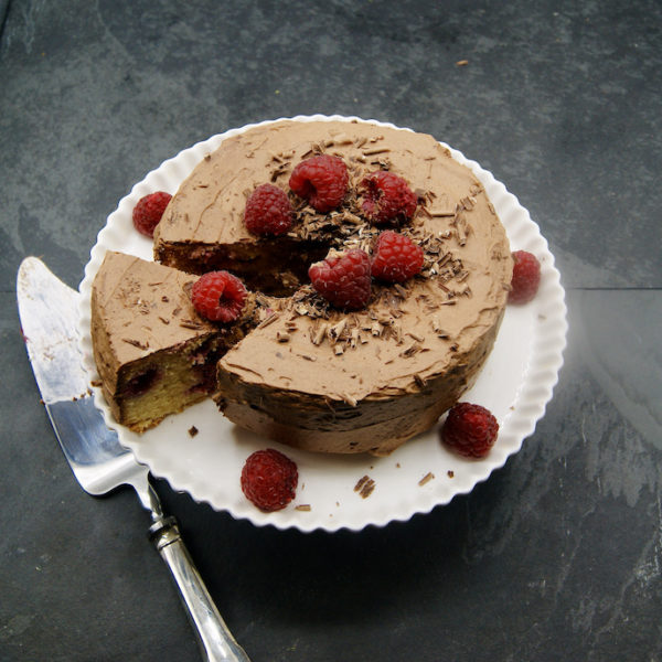 Gâteau aux biscuits à la cuillère, framboises et chocolat