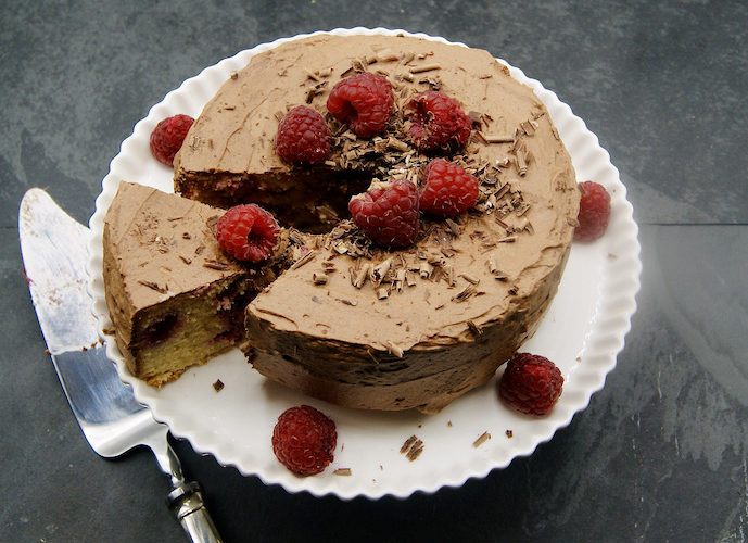 Gâteau aux biscuits à la cuillère, framboises et chocolat