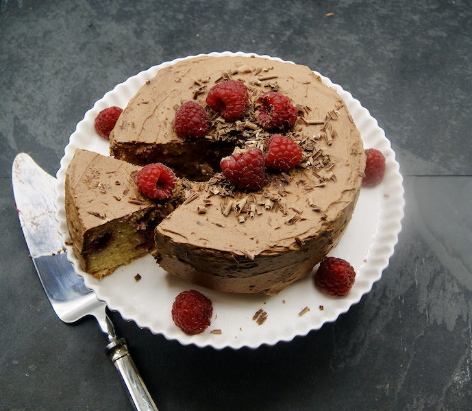 Gâteau aux biscuits à la cuillère, framboises et chocolat