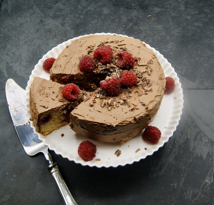 Gâteau aux biscuits à la cuillère, framboises et chocolat