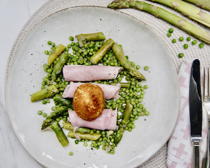 Oeuf pané, asperges et petits pois au jambon