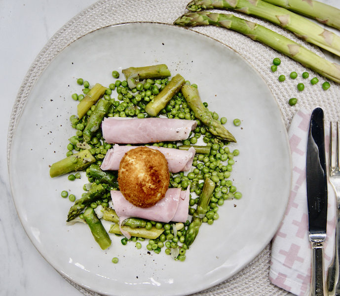 Oeuf pané, asperges et petits pois au jambon